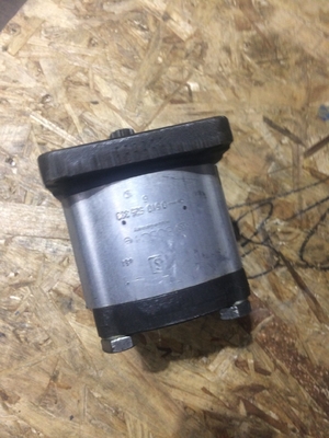 Pièces de rechange pour excavatrice de production pharmaceutique Pompes à engrenages pilotes de charge hydraulique PC40-7